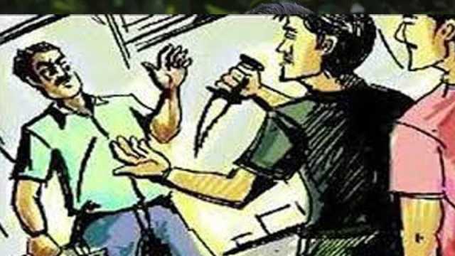 মুখে মাটি-বালু ঢুকিয়ে ব্যবসায়ীর টাকা ছিনতাই