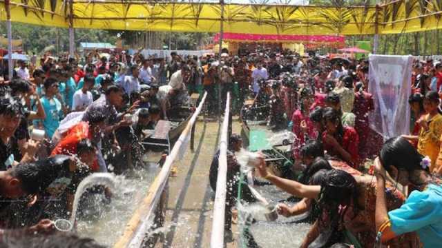 জলকেলিতে শেষ হলো পাহাড়ের উৎসব