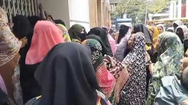 গ্রেপ্তার ছাত্রলীগ নেতাকে ছাড়াতে থানা ঘেরাও, তোপের মুখে ওসি