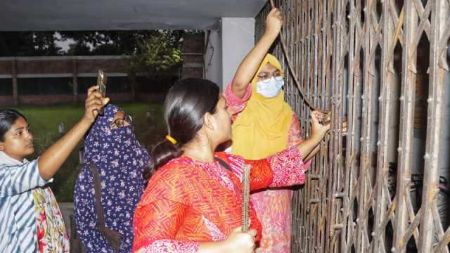 এবার কুয়েটে তালা ভেঙে রোকেয়া হলে প্রবেশ করলেন শিক্ষার্থীরা