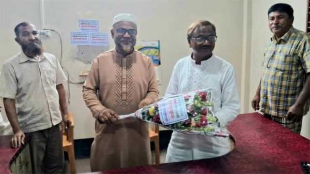 বিএনপি নেতাকে আ.লীগ নেতার ফুলেল শুভেচ্ছা, শোকজ