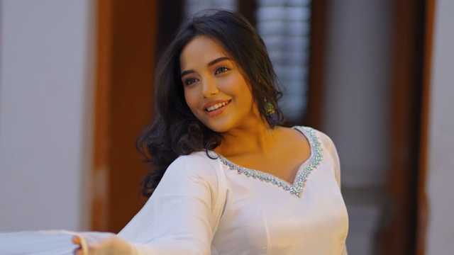 প্রেমের সম্পর্ক নিয়ে নতুন তথ্য দিলেন মাহি