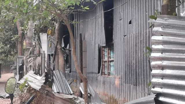 ইভটিজিংয়ের প্রতিবাদ করায় স্কুলছাত্রীর বাবা-চাচাকে কুপিয়ে জখম