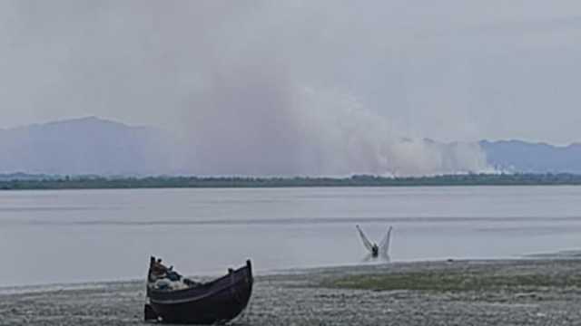 সীমান্তের ওপারে আগুনের কুণ্ডলী, ফেলে আসা বাড়ি আরাকান আর্মিরা পোড়াচ্ছে দাবি রোহিঙ্গাদের