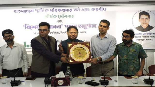 নগর উন্নয়ন অধিদপ্তরের পরিচালক মাহমুদ আলীকে বিশেষ সম্মাননা