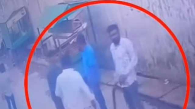 চট্টগ্রাম নগরে প্রকাশ্যে অস্ত্র হাতে একদল যুবকের দৌড়াদৌড়ি