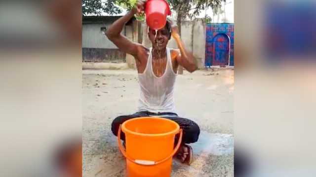 ‘নিজেকে মুক্ত ঘোষণা’ করে দুধ-দূর্বা দিয়ে যুবকের গোসল 
