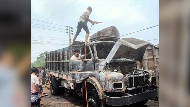 আগুনে পুড়ল দুটি ট্রাক, অগ্নিদগ্ধ দুই শ্রমিক