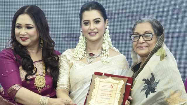 ‘আলোকিত নারী সম্মাননা’ পেয়ে যা বললেন বুবলী