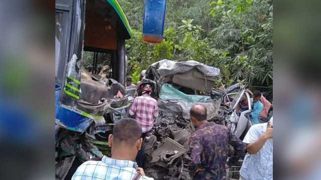 একই স্থানে টানা তিন দিন দুর্ঘটনা, আজ বাস-মাইক্রোবাস সংঘর্ষে প্রাণ গেল ১০ জনের