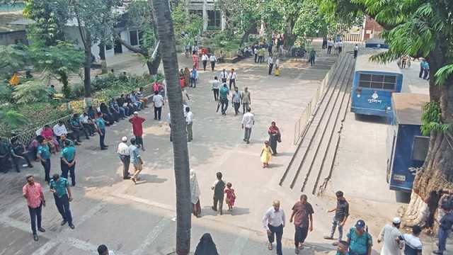 আওয়ামীপন্থি ৭১ আইনজীবীকে কারাগারে পাঠানোর আদেশ, ১০ জনের জামিন