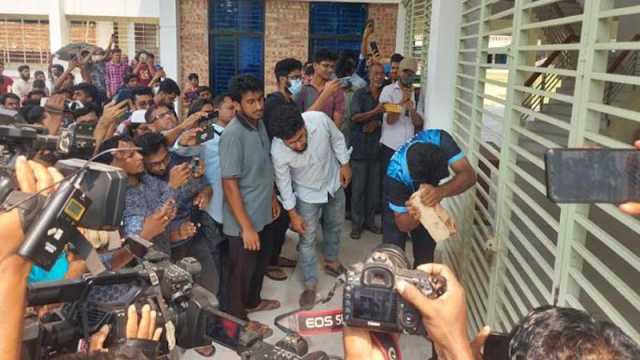 তালা ভেঙে হলে প্রবেশ আইনের লঙ্ঘন, বলল কুয়েট কর্তৃপক্ষ