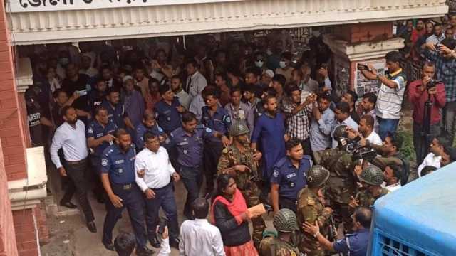 চার আইনজীবীকে কারাগারে নেওয়ার সময় ডিম নিক্ষেপ