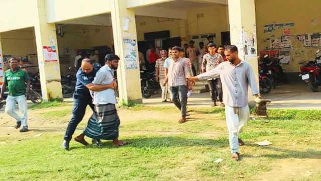 আদালত চত্বরে সংবাদকর্মী দেখে তেড়ে এলেন হত্যা মামলার আসামি