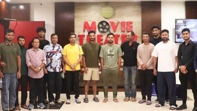 হলে গিয়ে সিনেমা দেখলেন মিরাজ-হাসানরা