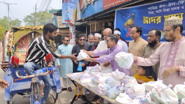 আনন্দমোহন কলেজের এইচএসসি ৯৫ ব্যাচের শিক্ষার্থীদের খাবার বিতরণ