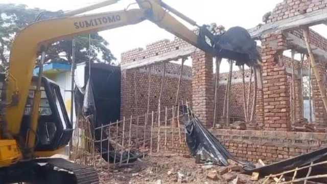 ডুমুরিয়ায় স্থাপনা ভেঙে সরকারি জমি উদ্ধার
