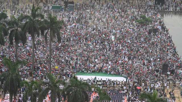 গণহত্যার প্রতিবাদ জানাতে রাজধানীতে জনতার ঢল