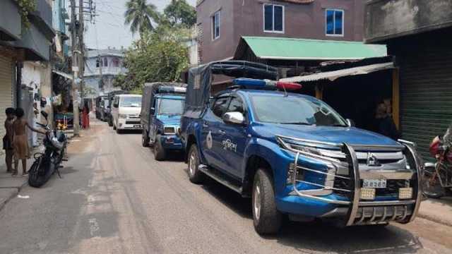 যশোরে আত্মগোপনে থাকা আ’লীগ নেতাদের বাড়িতে পুলিশের অভিযান