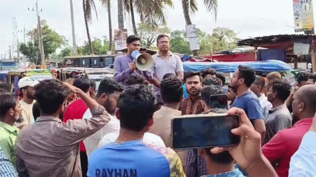 ভোলায় ইন্ট্রাকো কোম্পানির চারটি গাড়ি আটকে দিয়েছে ছাত্র-জনতা