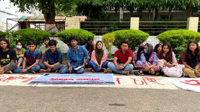 আমরণ অনশনে চবির চারুকলার শিক্ষার্থীরা