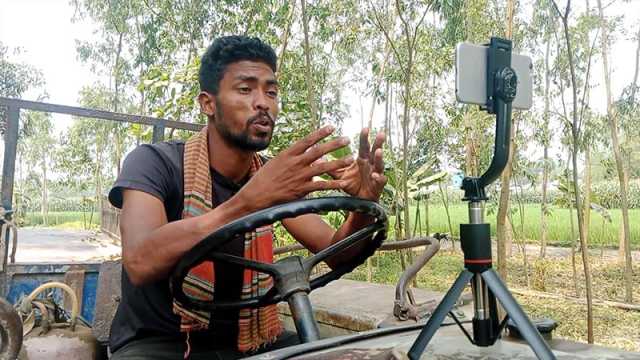 ইংরেজিতে কথা বলেন ট্রাক্টরচালক, ভিডিও ভাইরাল