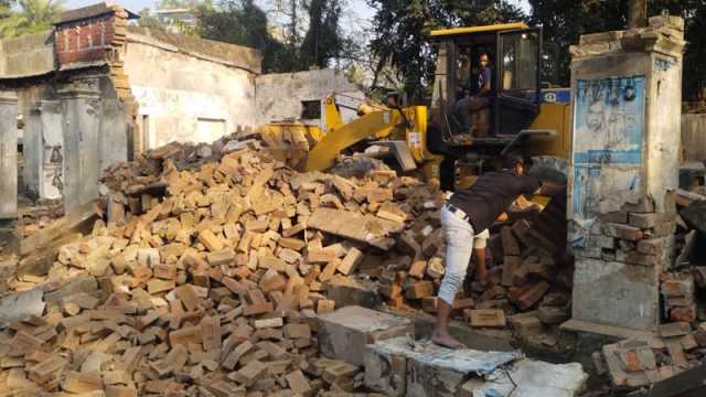 এবার গুঁড়িয়ে দেওয়া হলো নাটোরের আ.লীগ অফিস