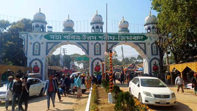 ফরিদপুরে বিশ্ব জাকের মঞ্জিলে মানুষের ঢল