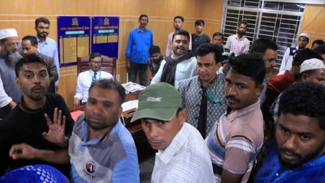 বিএনপি নেতার অনুসারীদের হাতে বরিশাল শিক্ষা বোর্ড চেয়ারম্যান লাঞ্ছিত