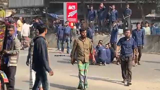 রাজধানীতে সড়ক আটকে সিএনজি চালকদের বিক্ষোভ, যান চলাচল ব্যাহত