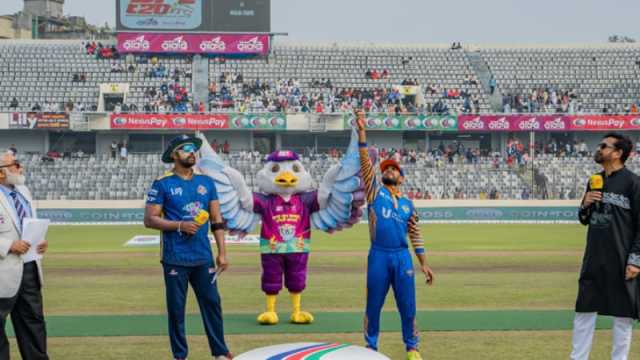 চার পরিবর্তন নিয়ে ব্যাটিংয়ে ঢাকা, খুলনার এক
