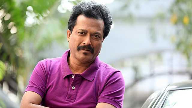 ছেলেটি গায়ের টি-শার্ট খুলে অটোগ্রাফ দিতে বললো: ফারুক