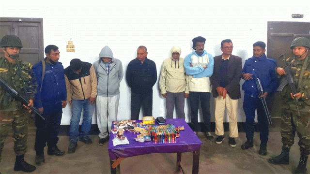 গাইবান্ধায় পাবলিক লাইব্রেরিতে যৌথ বাহিনীর অভিযান, গাঁজা-জুয়ার সরঞ্জামসহ আটক ৮