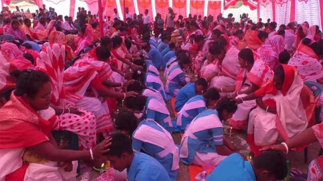 মা-বাবা ও শিক্ষকের পা ধুইয়ে দিল তিন শ’ শিক্ষার্থী