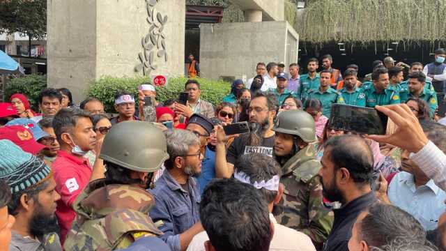 গ্রামীণফোনের অফিসের সামনে চাকরিচুত্যদের অবস্থান ধর্মঘট