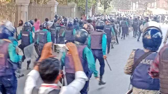 ম্যাটস শিক্ষার্থীর ওপর পুলিশের লাঠিপেটা, সাউন্ড গ্রেনেড