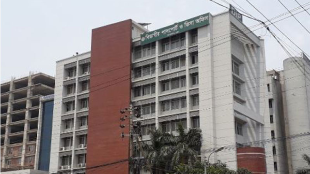এনআইডি সার্ভার জটিলতায় আগারগাঁও পাসপোর্ট অফিসে ভোগান্তি