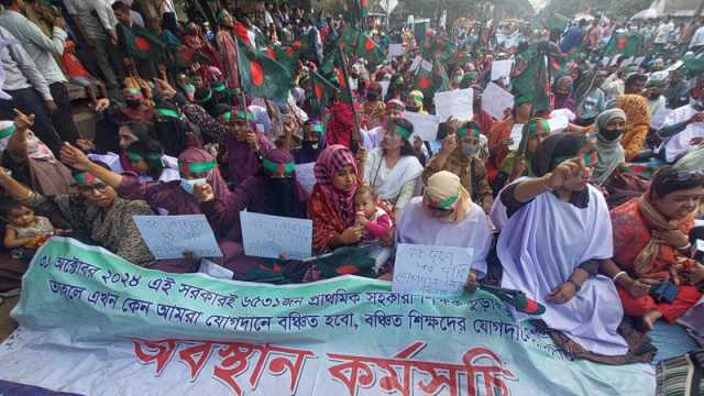 ফের শাহবাগ অবরোধ করলেন প্রাথমিকের সুপারিশপ্রাপ্ত শিক্ষকরা
