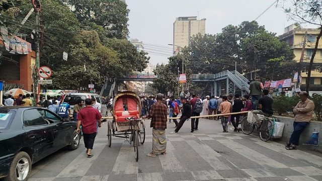 মহাখালী-গুলশান সড়ক অবরোধ করল তিতুমীরের শিক্ষার্থীরা