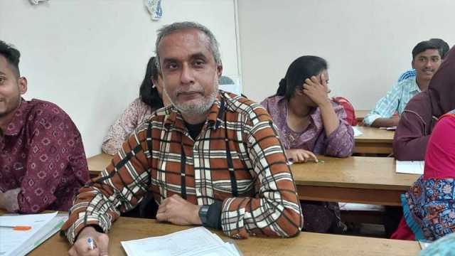 জবির ভর্তি পরীক্ষায় বসলেন ৪৫ বছর বয়সী তকু, হতে চান শিক্ষক
