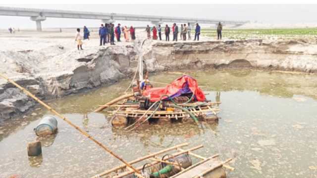তিস্তা সেতু ঝুঁকিতে ফেলে তুলছে বালু