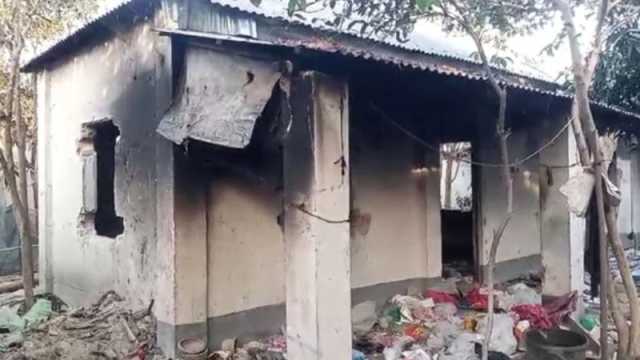 ২০ পরিবারকে বের করে আশ্রয়ণকেন্দ্রে লুটপাট