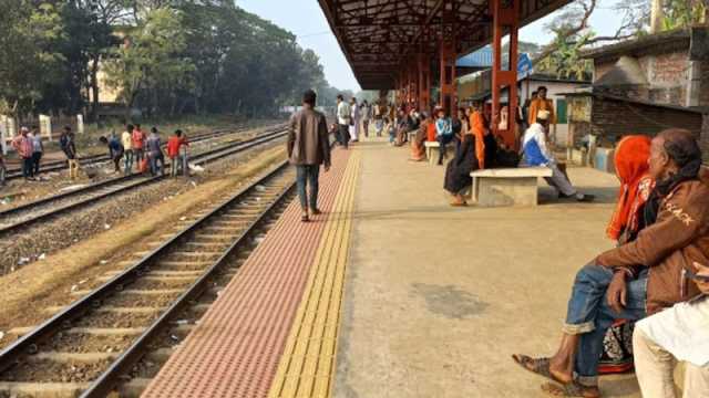অনিরাপদ প্ল্যাটফর্মে শঙ্কিত যাত্রী