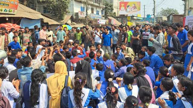নদী খননের দাবিতে সড়ক অবরোধ