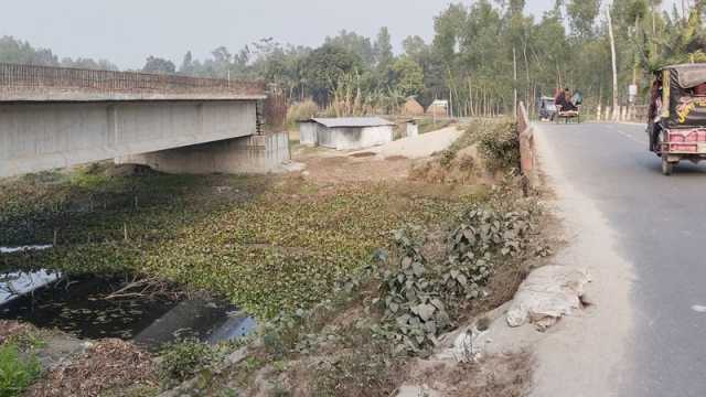 জটিলতায় আটকা ১১ কোটির সেতু