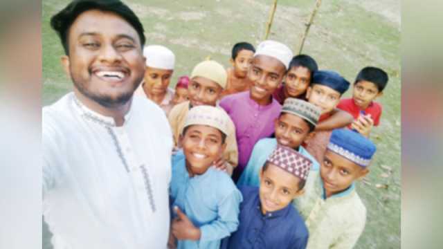 এতিম শিশুর মুখের হাসি...