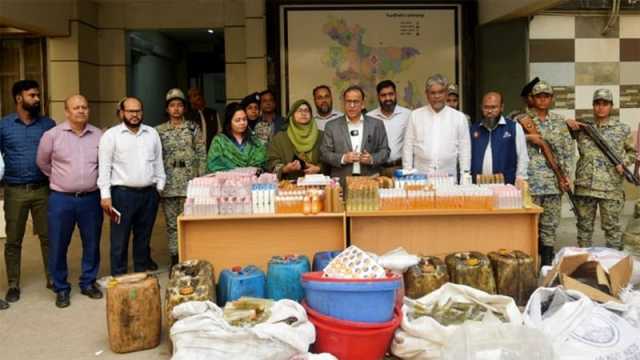 বংশালে নামিদামি ব্র্যান্ডের নকল কসমেটিকস জব্দ