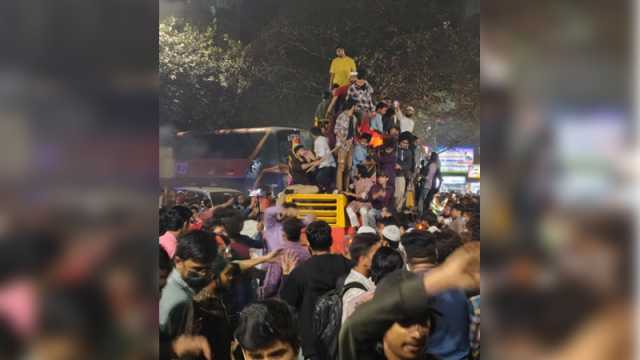 ধানমন্ডি-৩২ নম্বরের বাড়ির সামনে বুলডোজার