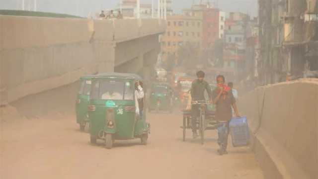 বায়ুদূষণে আজ শীর্ষে ঢাকার বাতাস