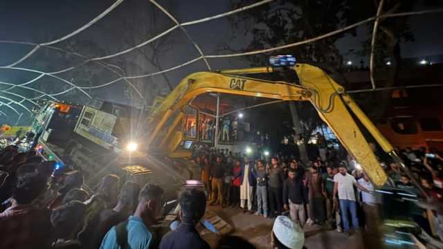 ধানমন্ডি ৩২ নম্বরে আগুন, ক্রেনের পর এল ভেকু